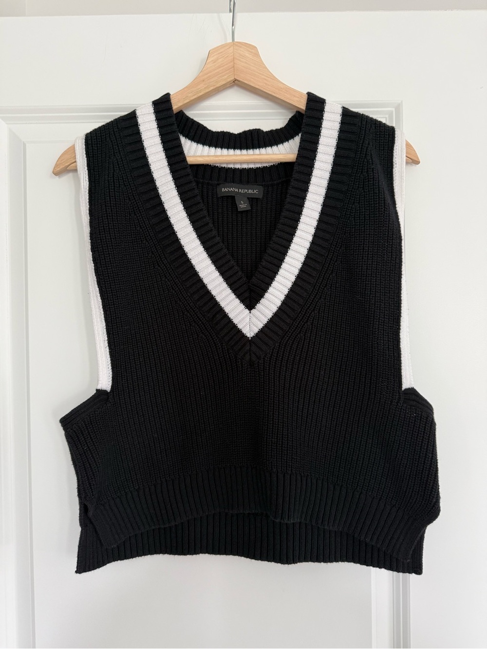 Banana Republic Black & White V-Neck Sweater Vest - Ribbed Knit